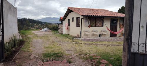 ALANGASI, vendo propiedad 1400m2 terreno y 95m2 construcción, cerca al parque, Acciones y derechos