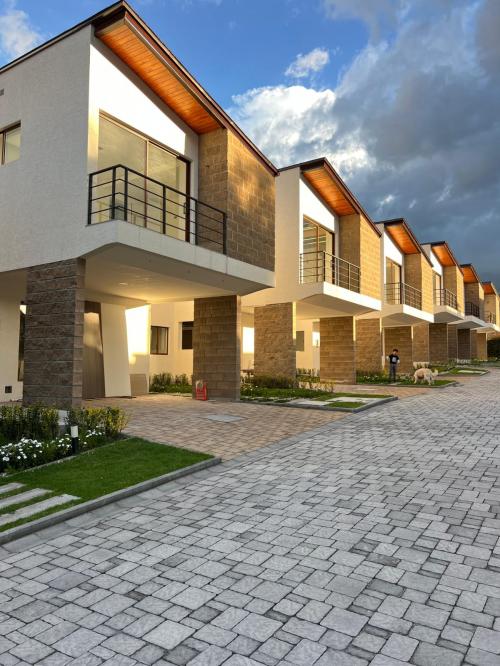 Casas a estrenar de 181m2, ubicadas en la Urb Pueblo Viejo, 3 dormitorios, estacionamiento