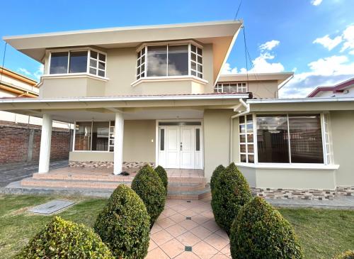 Arriendo propiedad en los Chillos, sector San José del Valle; 1000m2 terreno y 300m2 construcción