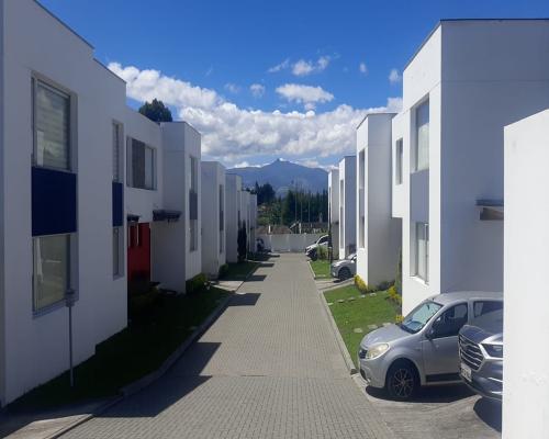 ARMENIA, vendo casa con terreno en conjunto, 3 dormitorios, 2 estacionamientos, seguridad extrema