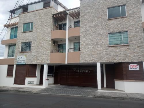 LOS CHILLOS, ARMENIA, vendo Departamento de 3 dormitorios, terraza y estacionamiento